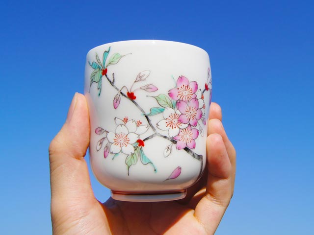 【天皇皇后陛下献上記念品】湯呑み 色絵桜図